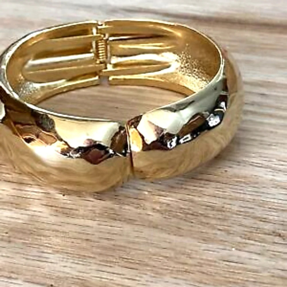 Vintage Hinged Bracelet Simple Gold Tone Oval Shape. Heavy